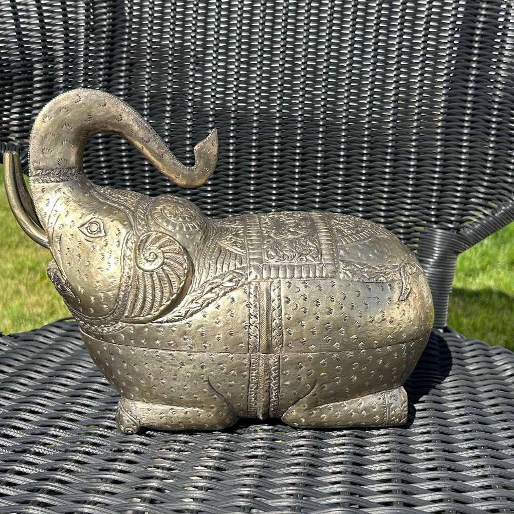 LARGE CAMBODIAN ELEPHANT, 900 SILVER BETEL NUT BOX